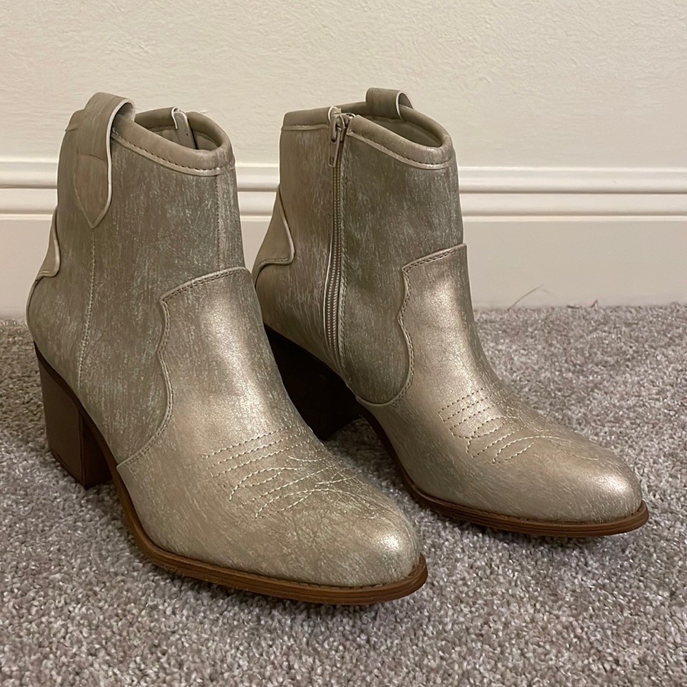 Booties Dirty Laundry Size 8 1/2